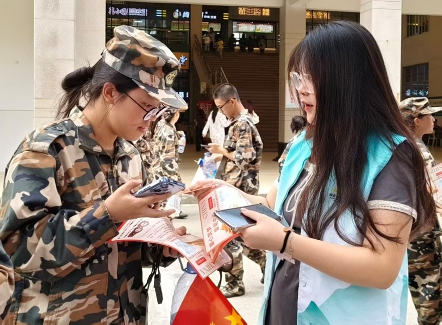志愿者讲解活动现场.jpg
